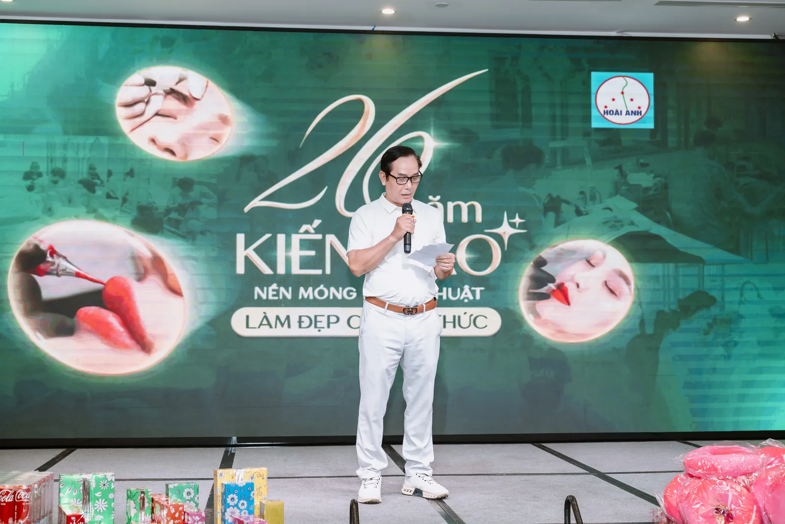 Phát biểu mở đầu, trước màn hình “26 năm kiến tạo nền móng nghệ thuật” — Gala Dinner, Thẩm mỹ viện Hoài Anh