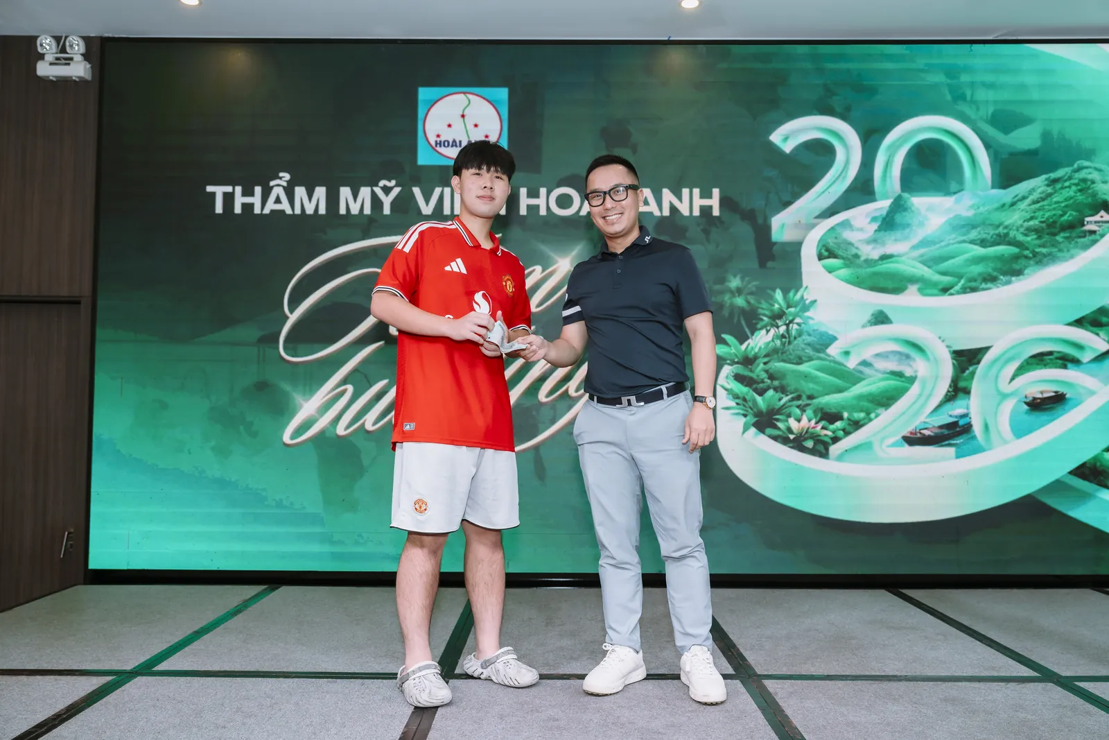 Trao quà trên sân khấu Gala — Gala Dinner, Thẩm mỹ viện Hoài Anh