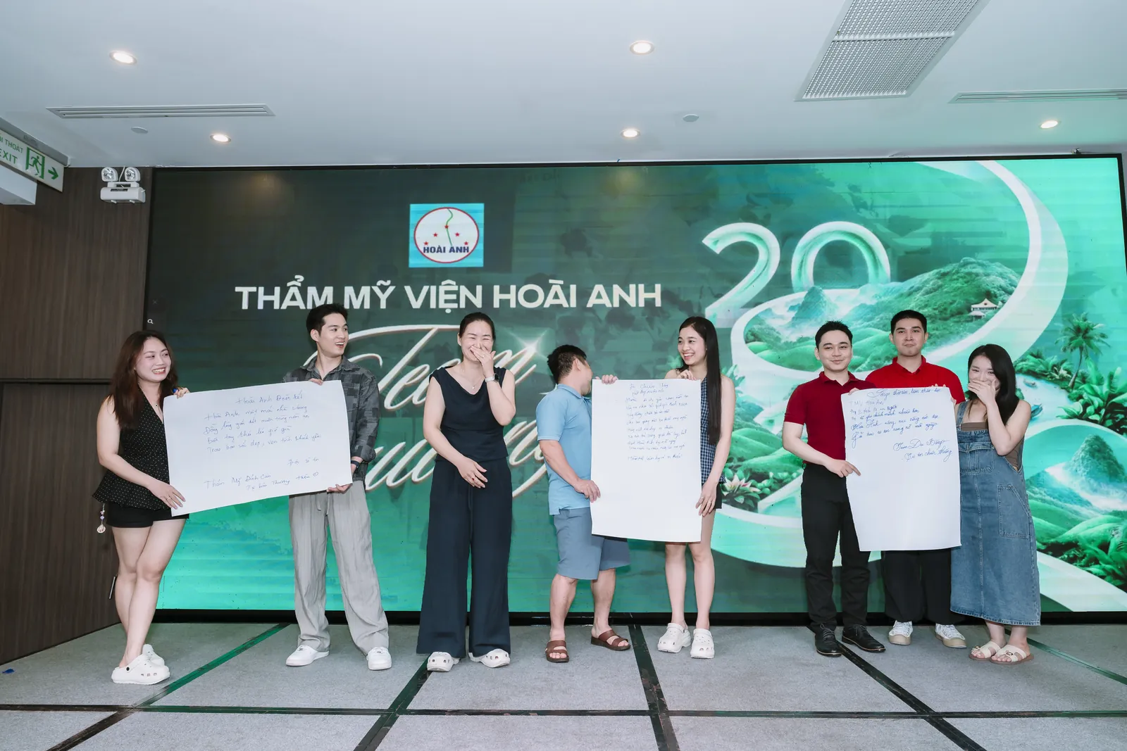Các đội trình bày bản cam kết viết tay — Gala Dinner, Thẩm mỹ viện Hoài Anh