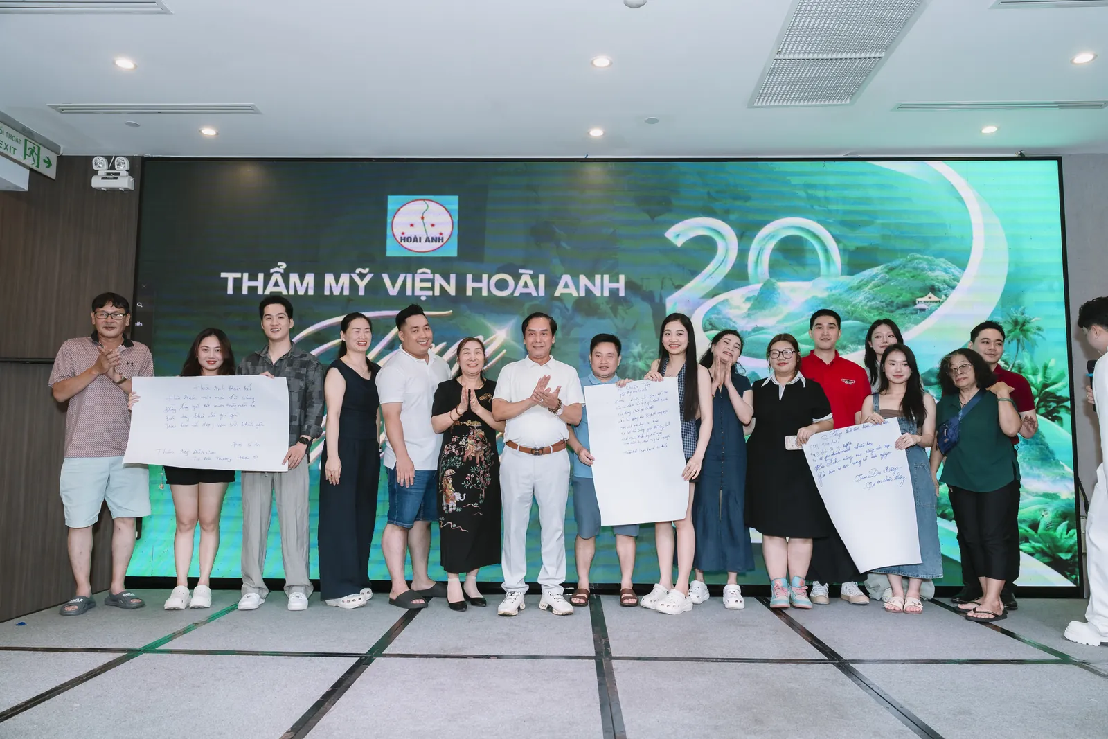 Đại diện các đội cùng cam kết của mình — Gala Dinner, Thẩm mỹ viện Hoài Anh