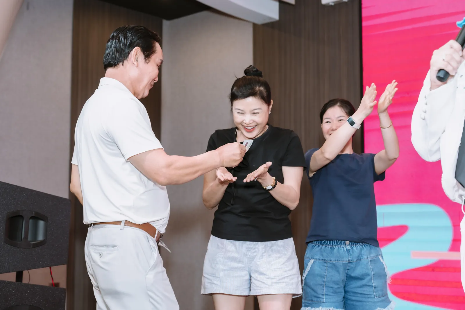 Một khoảnh khắc vui trong phần trò chơi — Gala Dinner, Thẩm mỹ viện Hoài Anh