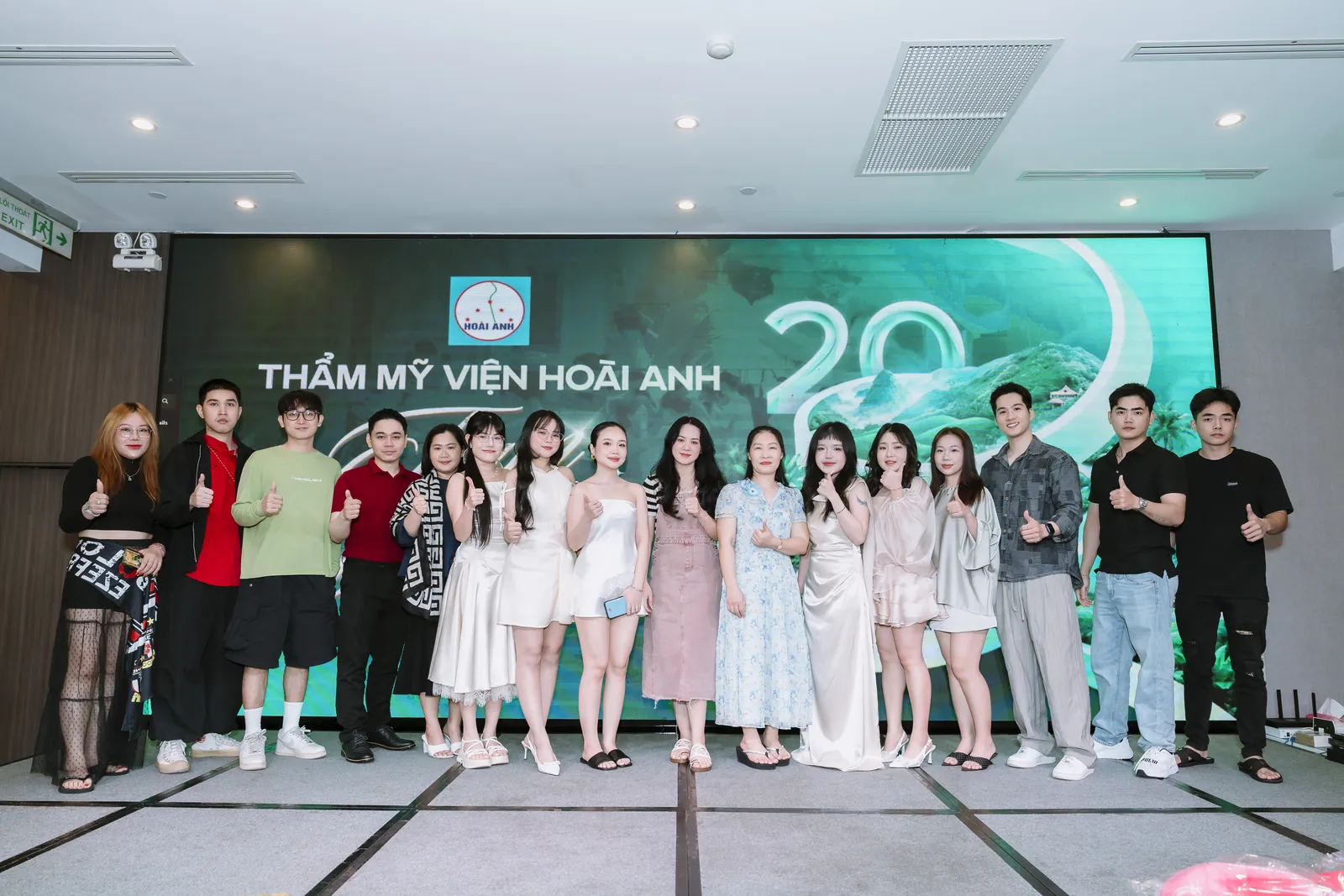 Chụp ảnh lưu niệm trên sân khấu — Gala Dinner, Thẩm mỹ viện Hoài Anh