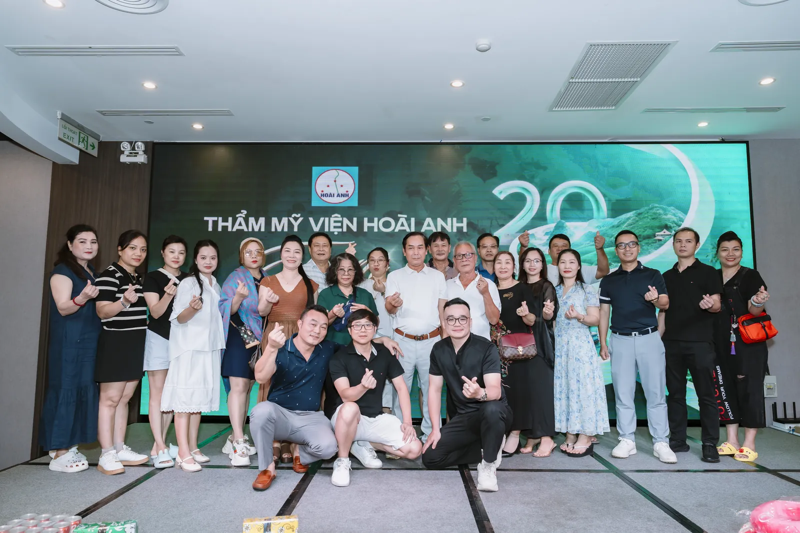 Cùng nhau lưu lại tấm hình đầu buổi tối — Gala Dinner, Thẩm mỹ viện Hoài Anh