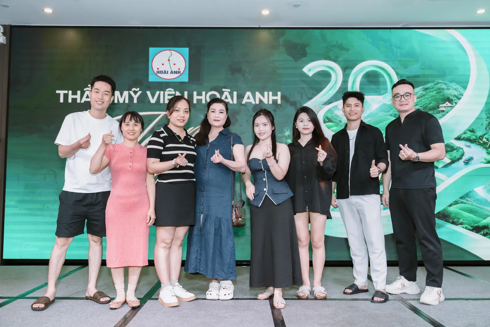 Ảnh lưu niệm trước màn hình chính — Gala Dinner, Thẩm mỹ viện Hoài Anh