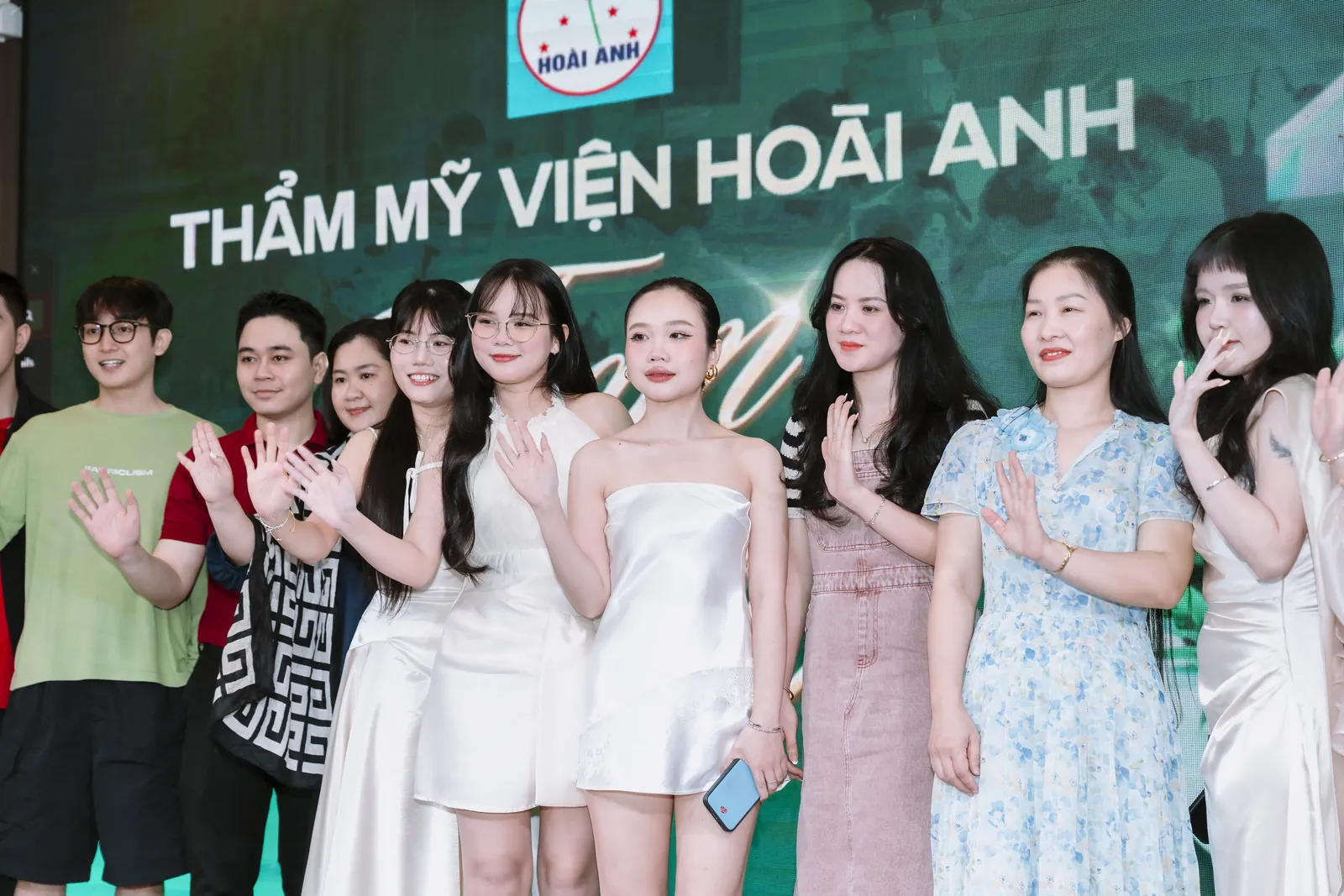 Các bạn nữ trong buổi tiệc tối — Gala Dinner, Thẩm mỹ viện Hoài Anh