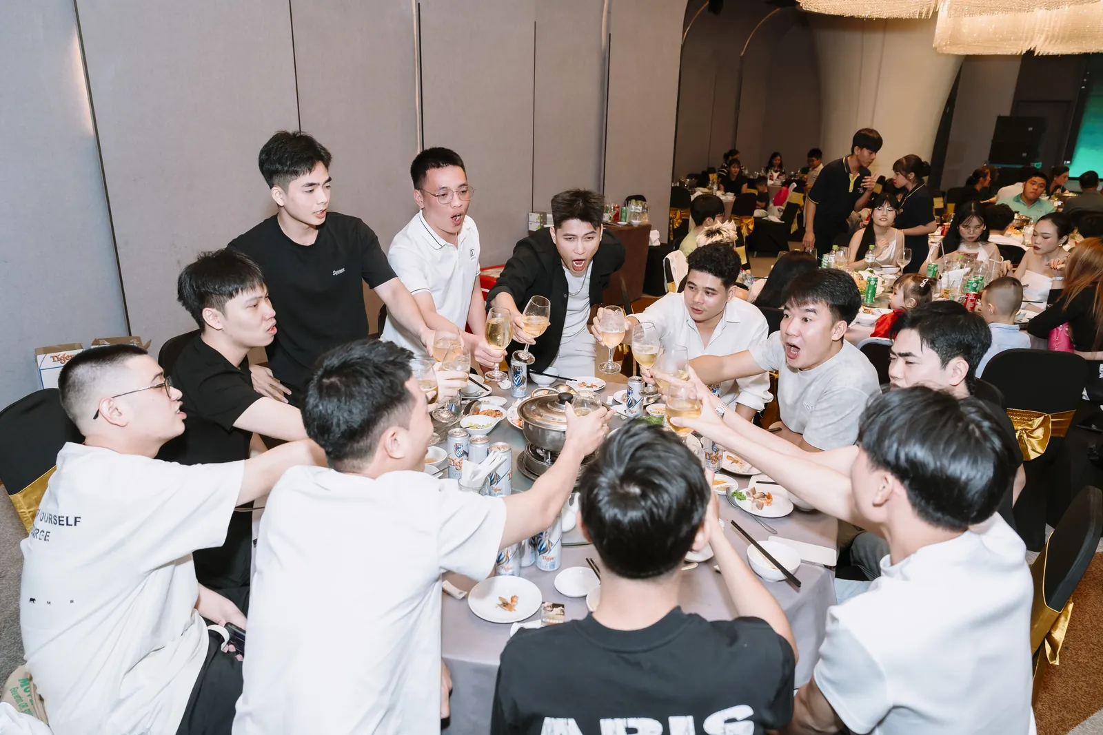 Nâng ly chúc mừng — Gala Dinner, Thẩm mỹ viện Hoài Anh