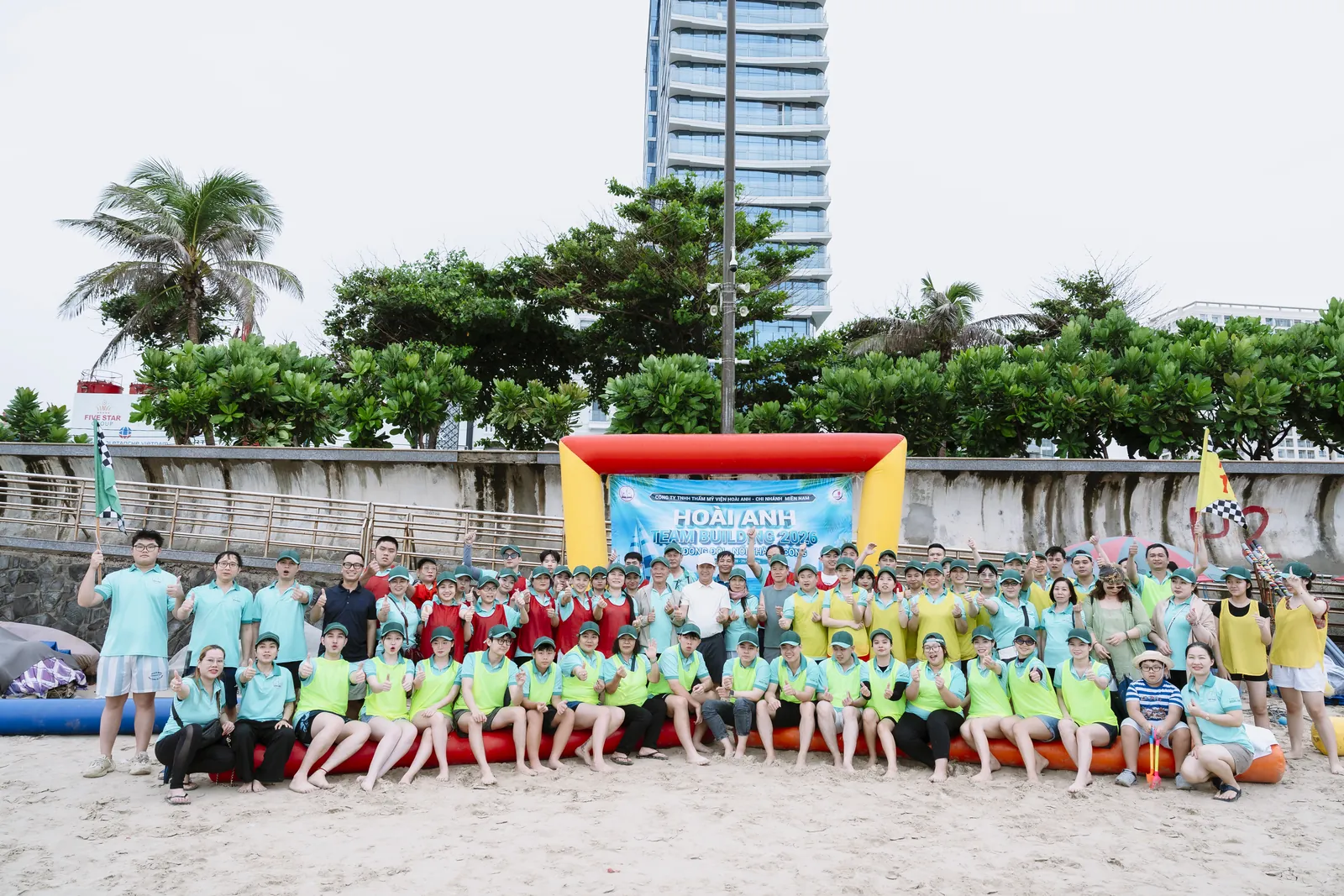 Toàn đoàn trước giờ khai mạc trên bãi biển Vũng Tàu — Team building trên bãi biển, Thẩm mỹ viện Hoài Anh