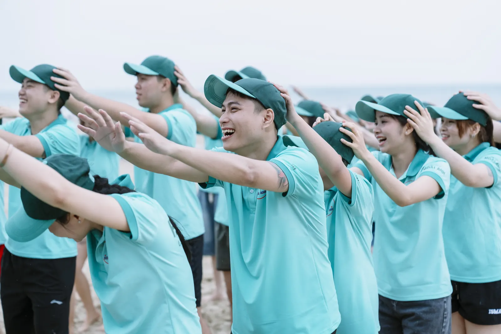 Phần khởi động buổi sáng — Team building trên bãi biển, Thẩm mỹ viện Hoài Anh