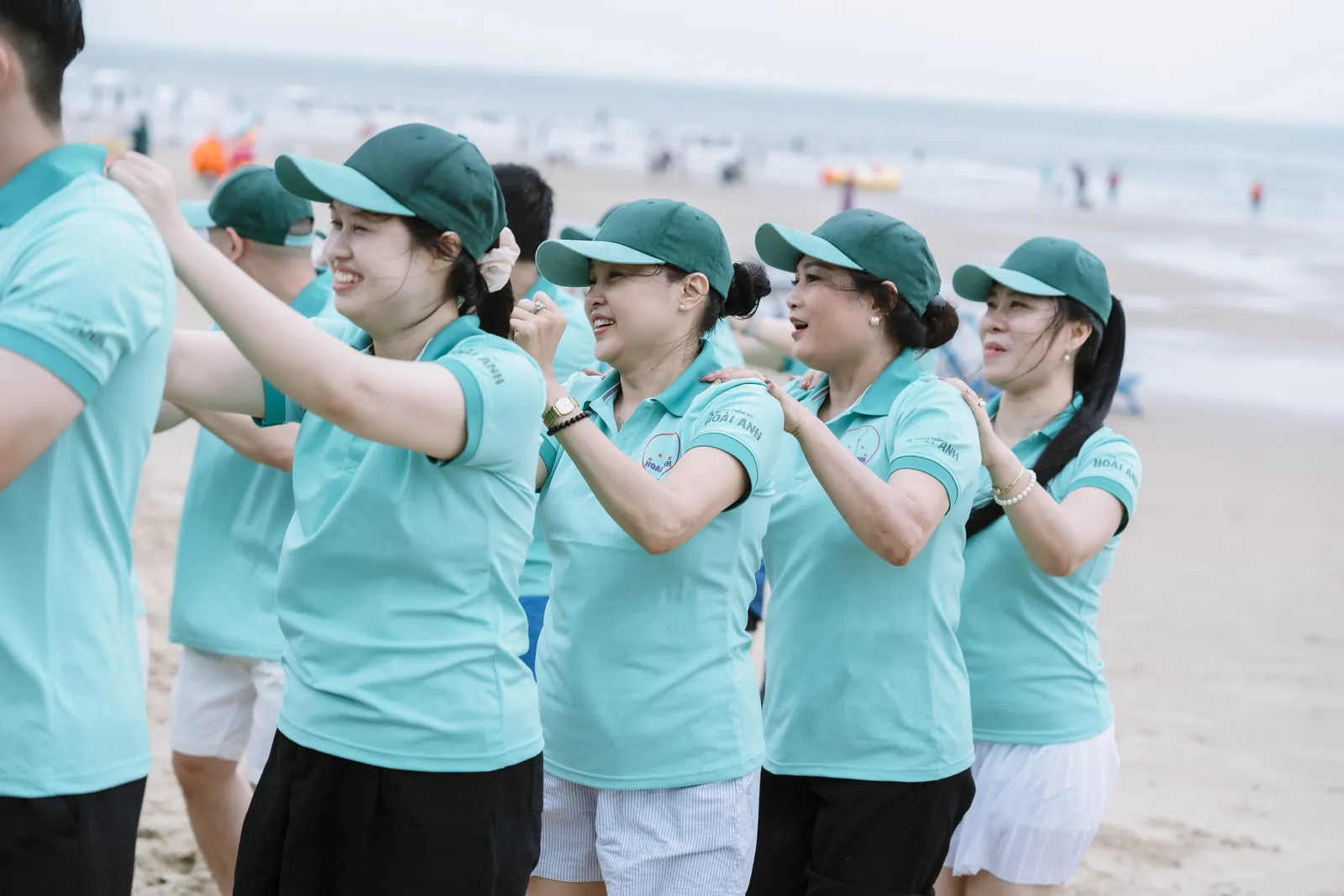 Khởi động trước khi bước vào các phần thi — Team building trên bãi biển, Thẩm mỹ viện Hoài Anh
