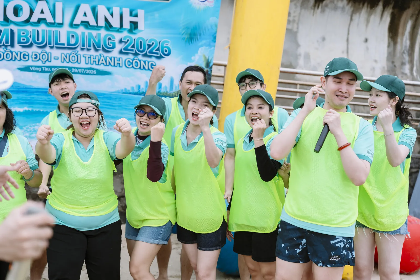 Đội Xanh lá reo hò trước giờ thi — Team building trên bãi biển, Thẩm mỹ viện Hoài Anh