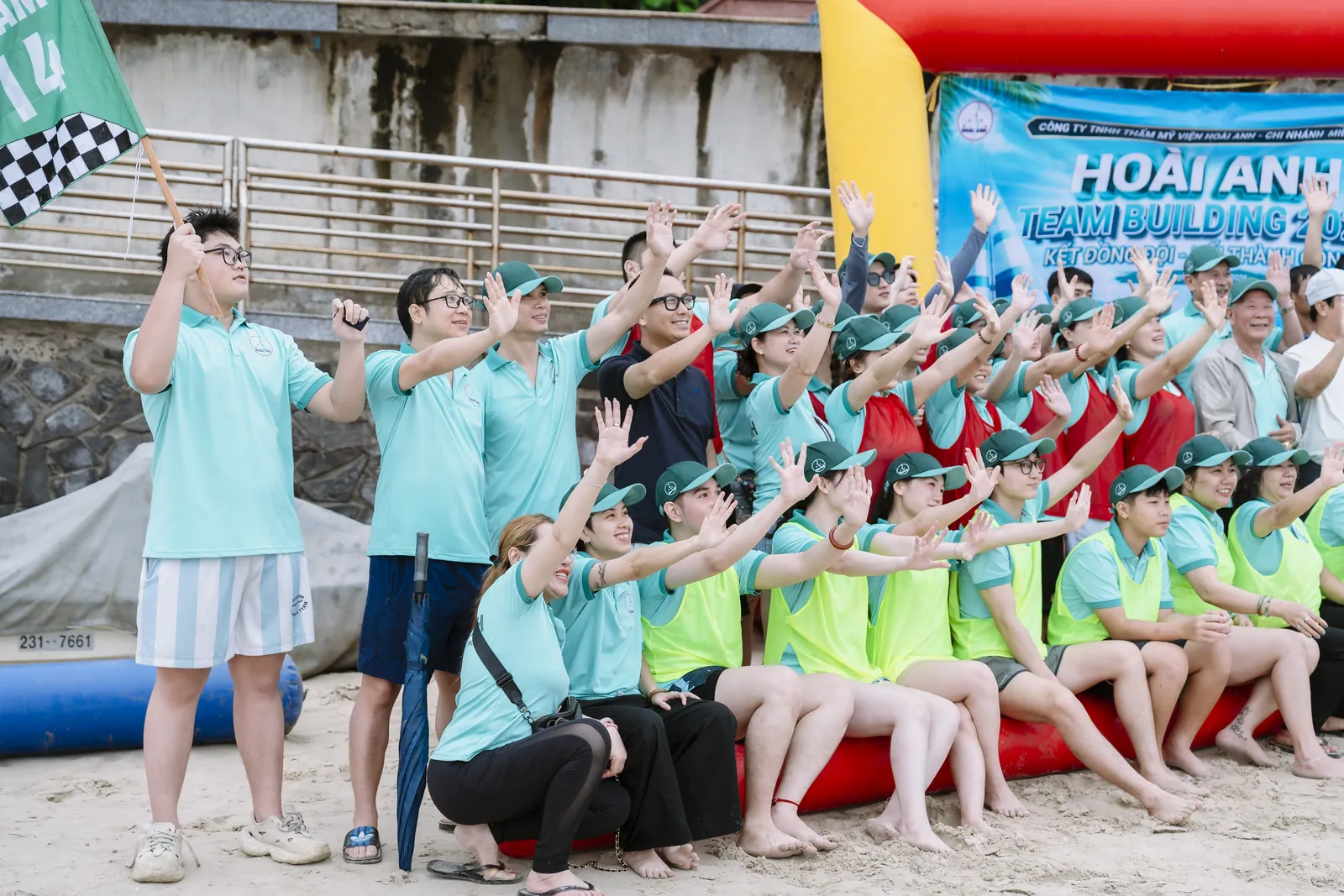 Cả đội ngồi lại sau một lượt thi — Team building trên bãi biển, Thẩm mỹ viện Hoài Anh
