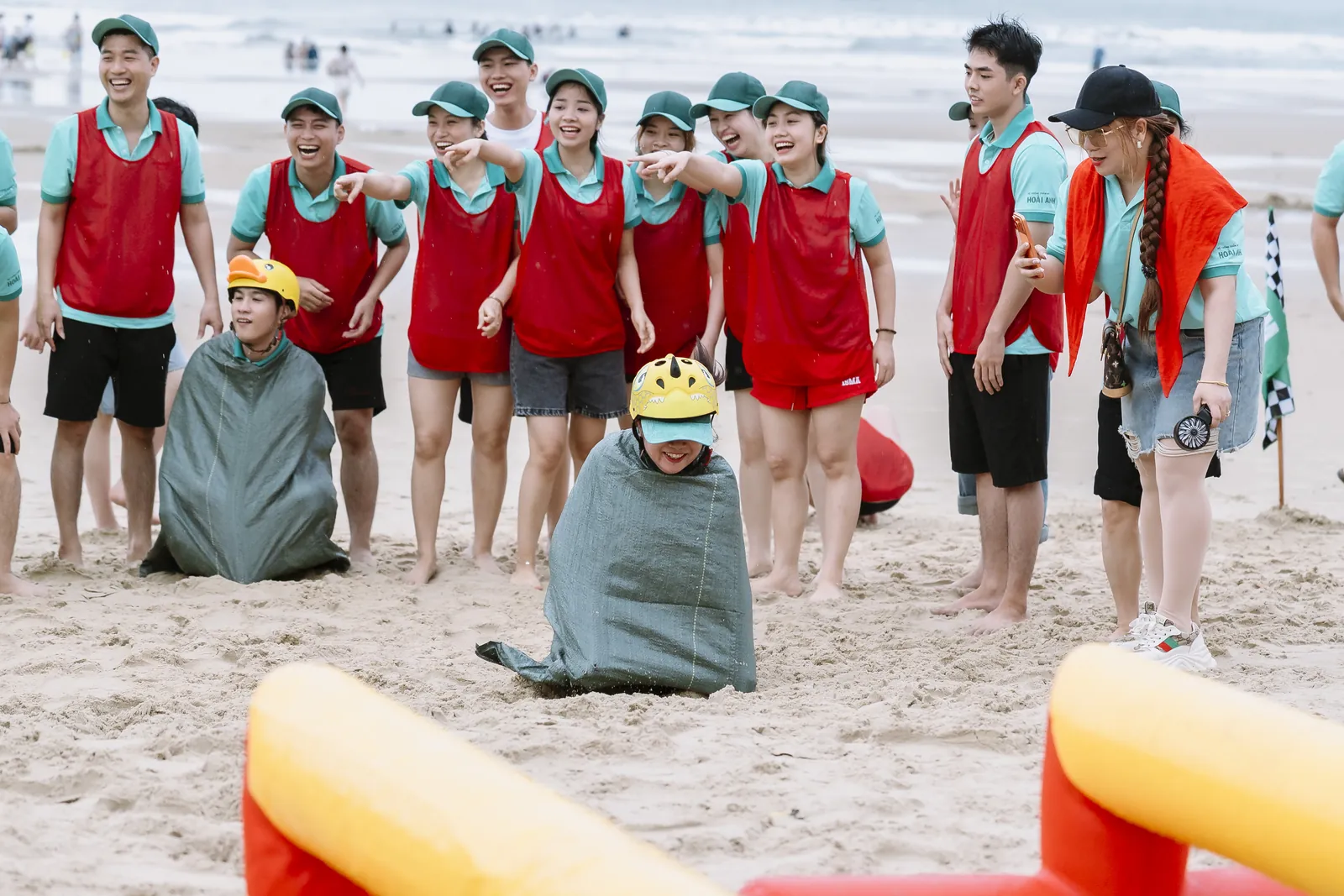 Chuẩn bị vào lượt nhảy bao bố — Team building trên bãi biển, Thẩm mỹ viện Hoài Anh