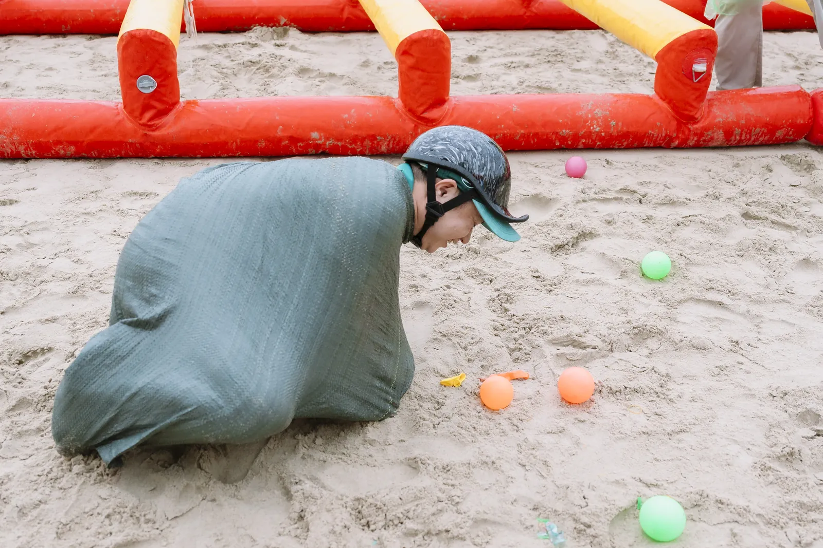 Về đích trong phần thi nhảy bao bố — Team building trên bãi biển, Thẩm mỹ viện Hoài Anh