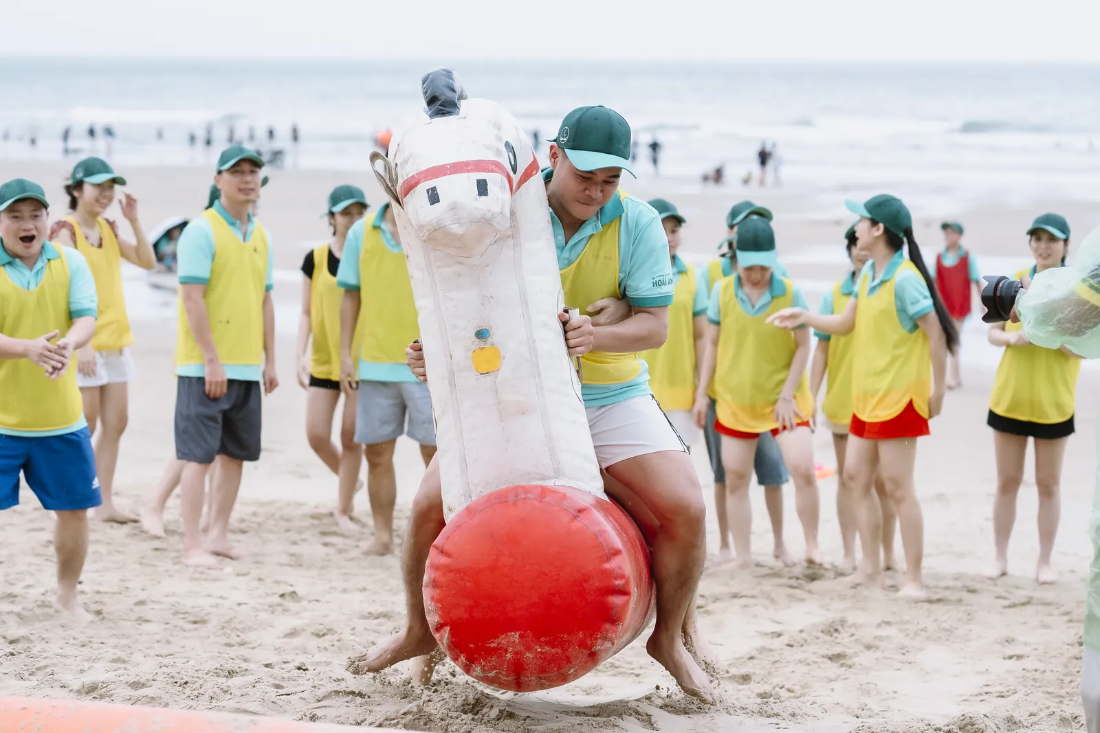 Trò cưỡi ngựa hơi trên cát — Team building trên bãi biển, Thẩm mỹ viện Hoài Anh