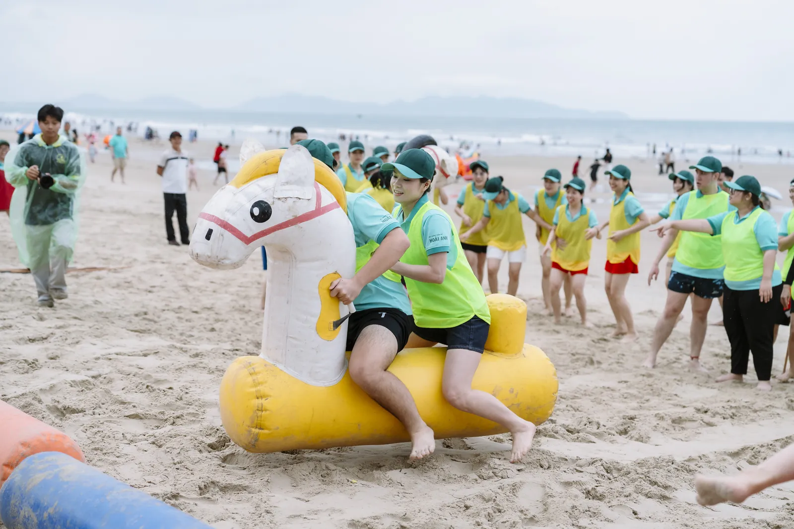 Một lượt về đích trong tiếng cổ vũ — Team building trên bãi biển, Thẩm mỹ viện Hoài Anh