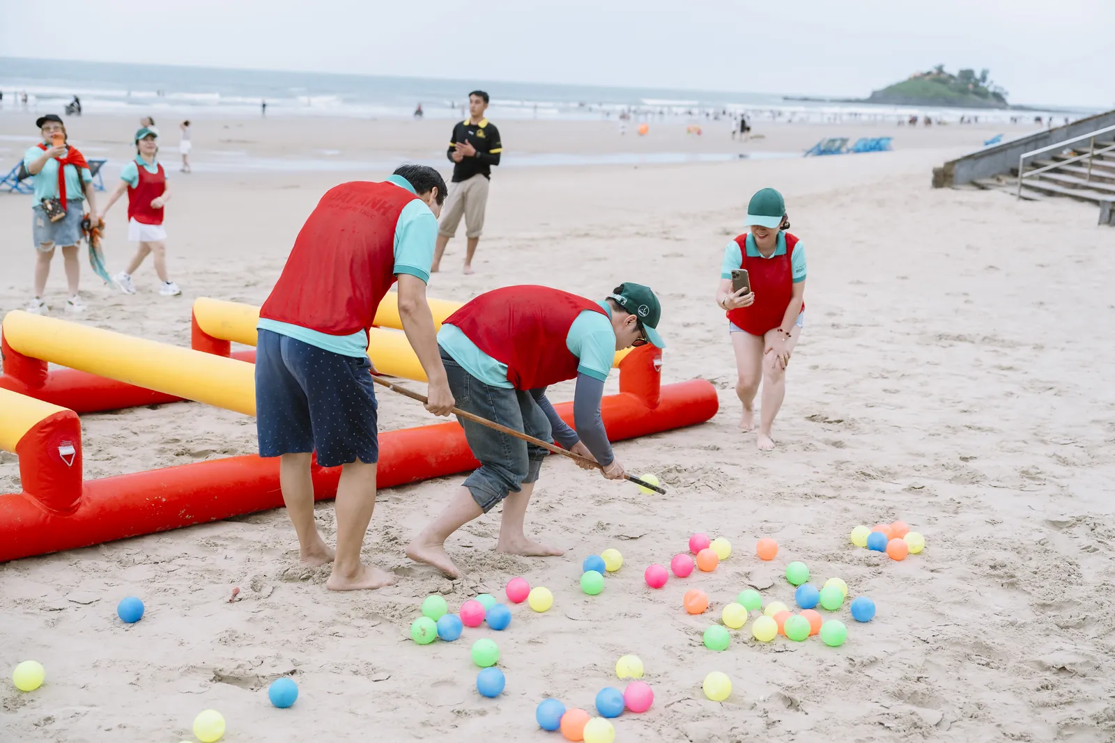 Phần thi gom bóng — Team building trên bãi biển, Thẩm mỹ viện Hoài Anh