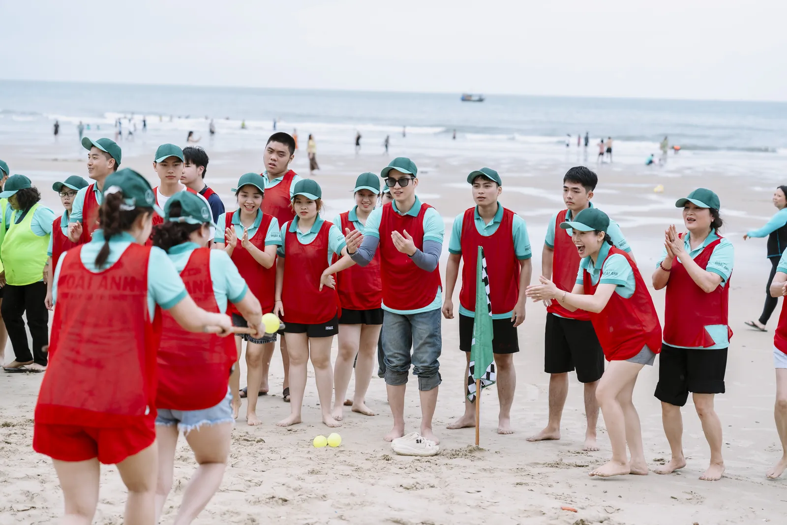 Tiếp sức nhau ở chặng cuối — Team building trên bãi biển, Thẩm mỹ viện Hoài Anh