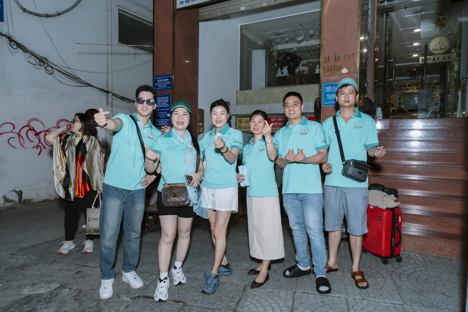 Tập trung từ sáng sớm, trước giờ lên xe — Hành trình & tham quan, Thẩm mỹ viện Hoài Anh