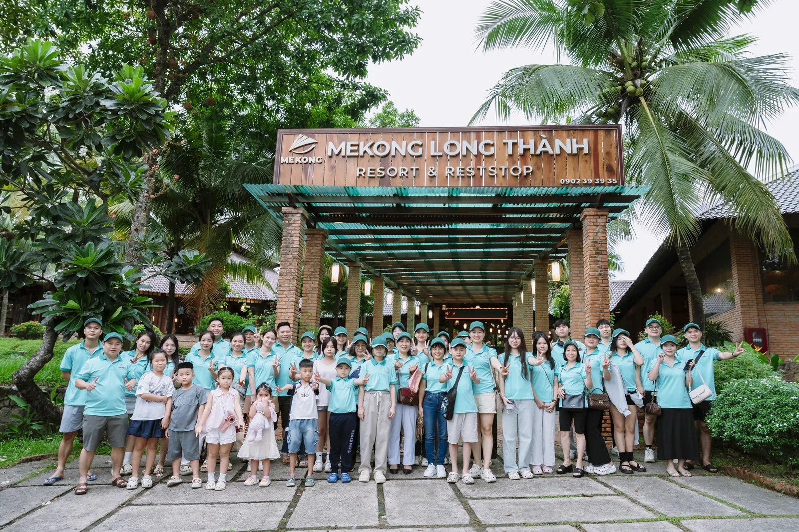 Cả đoàn tại điểm dừng chân — có cả các con của nhân viên đi cùng — Hành trình & tham quan, Thẩm mỹ viện Hoài Anh
