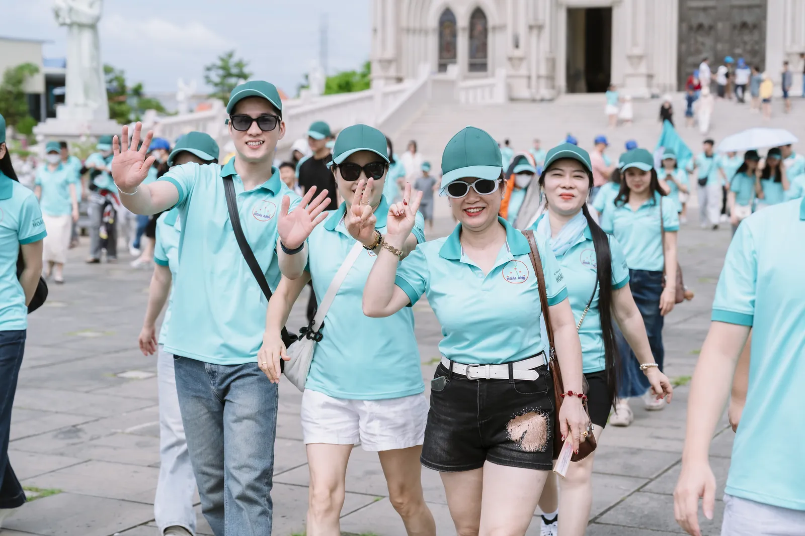 Cả đoàn đi bộ trong khuôn viên — Hành trình & tham quan, Thẩm mỹ viện Hoài Anh