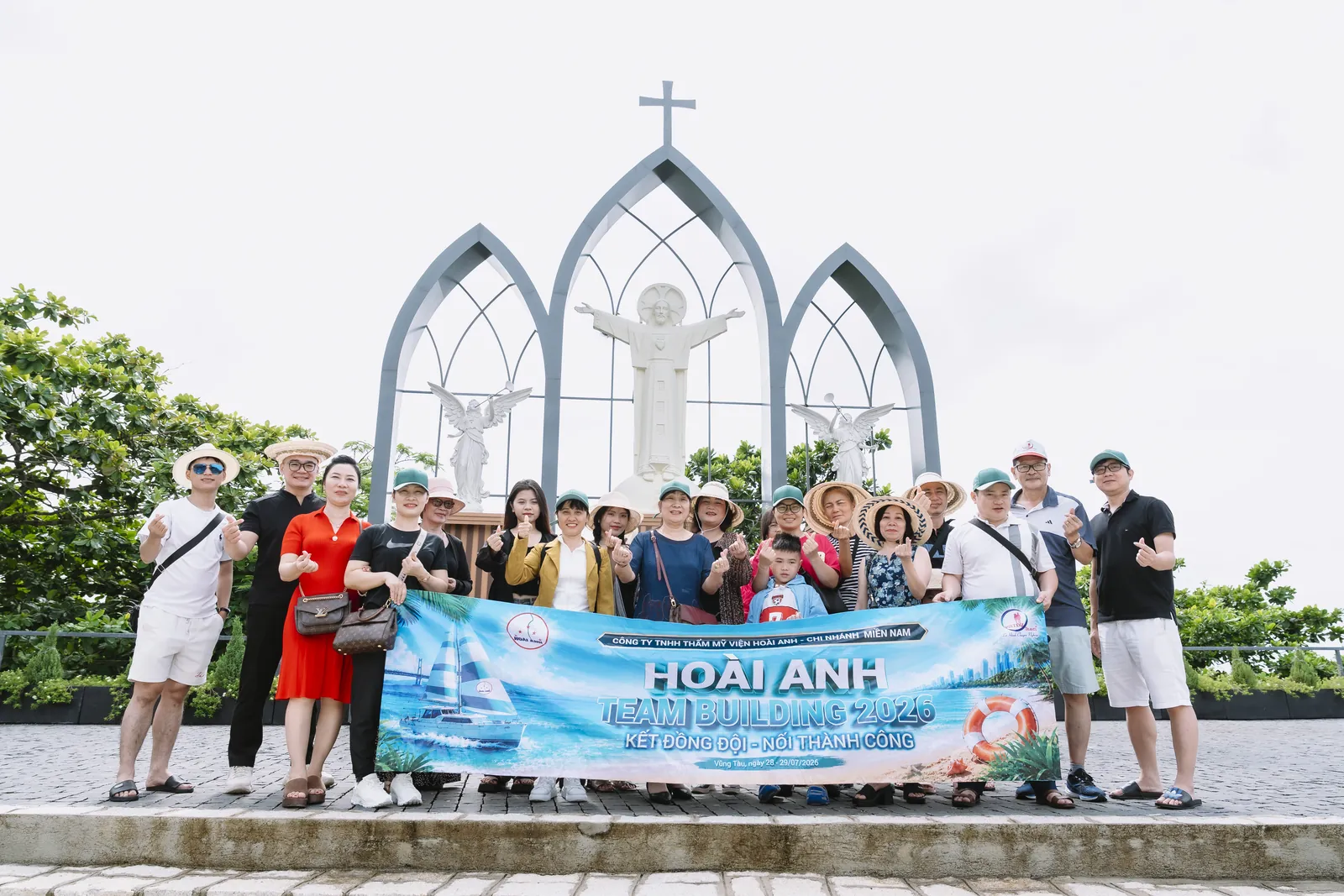 Ảnh lưu niệm cùng băng rôn của chuyến đi — Hành trình & tham quan, Thẩm mỹ viện Hoài Anh