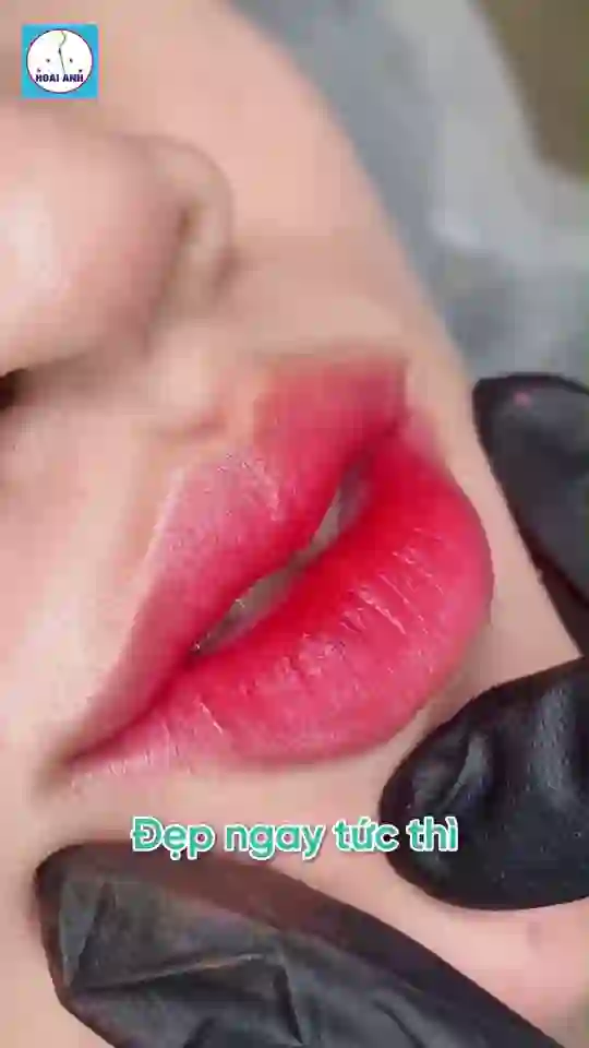 Phun môi thiết kế dáng hợp gương mặt