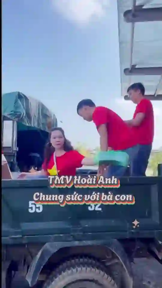 Hoài Anh chung sức cùng bà con vùng lũ