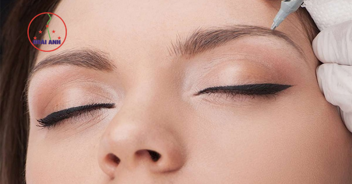 dặm lại chân mày Hoài Anh