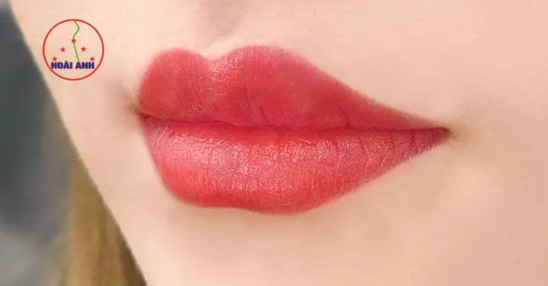 Dặm lại môi tăng độ bền màu