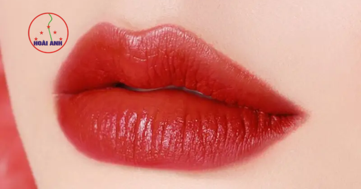 Phun môi màu đỏ cherry đẹp tự nhiên
