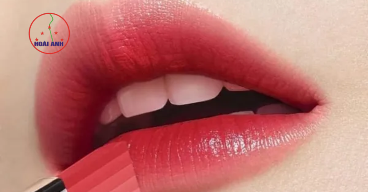 Môi đỏ cherry căng mọng quyến rũ