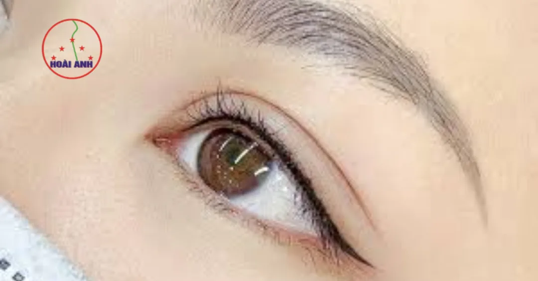 Phun mí eyeliner giúp mắt sắc nét tự nhiên