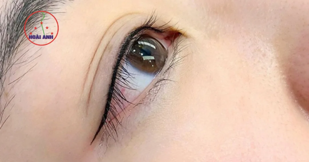 Phun mí eyeliner bền đẹp, không lo lem