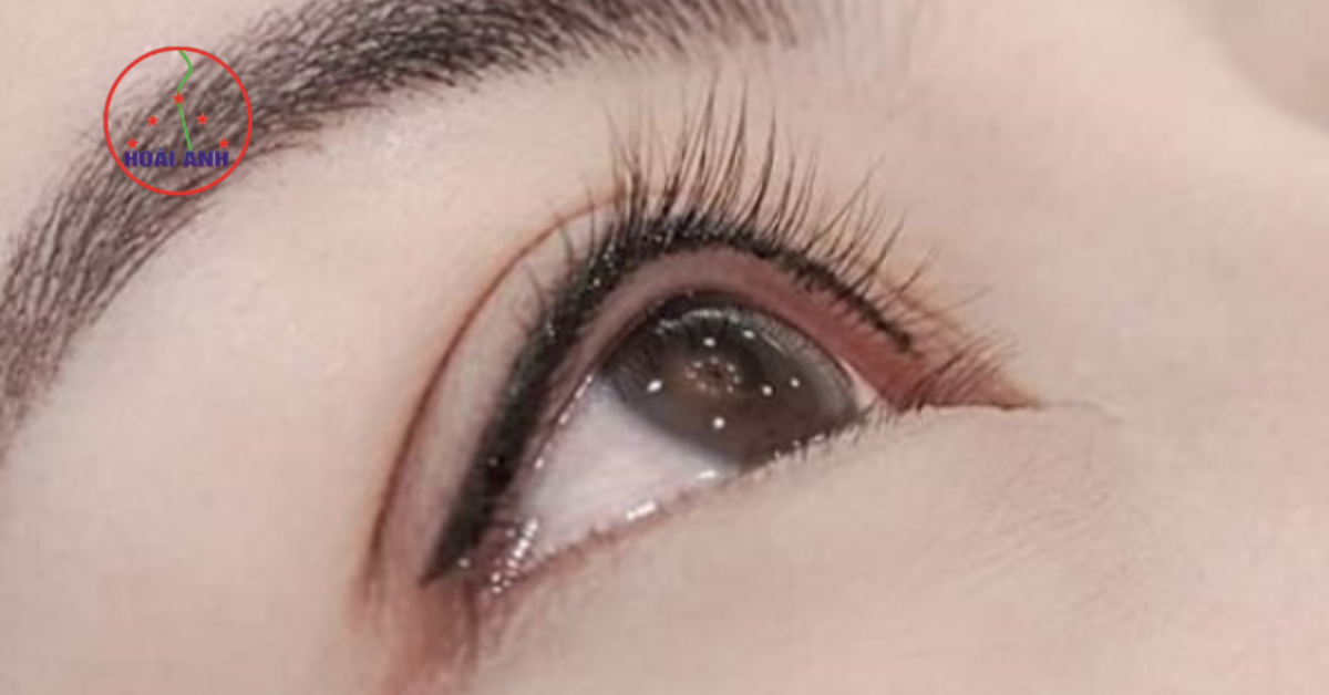 Tạo hiệu ứng viền mí mềm mại, giúp đôi mắt có chiều sâu hơn.