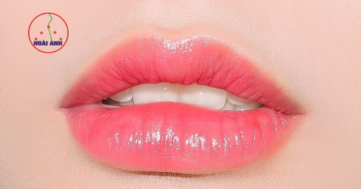 Phun môi phủ bóng giúp môi tươi tắn tự nhiên