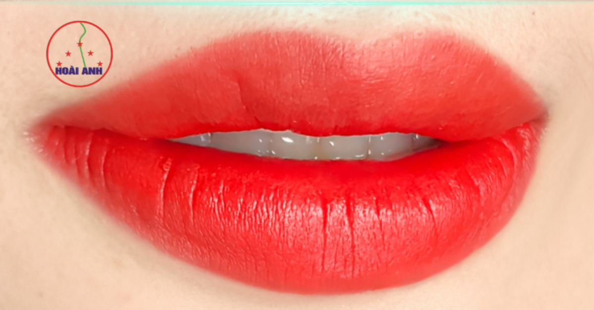 Phun môi cho môi khô bền đẹp 