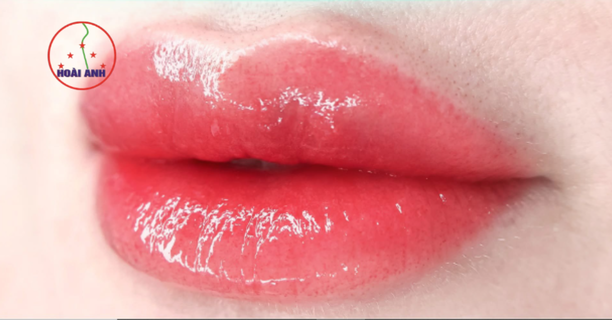 Phun môi phủ bóng bền đẹp, nhẹ nhàng và tinh tế