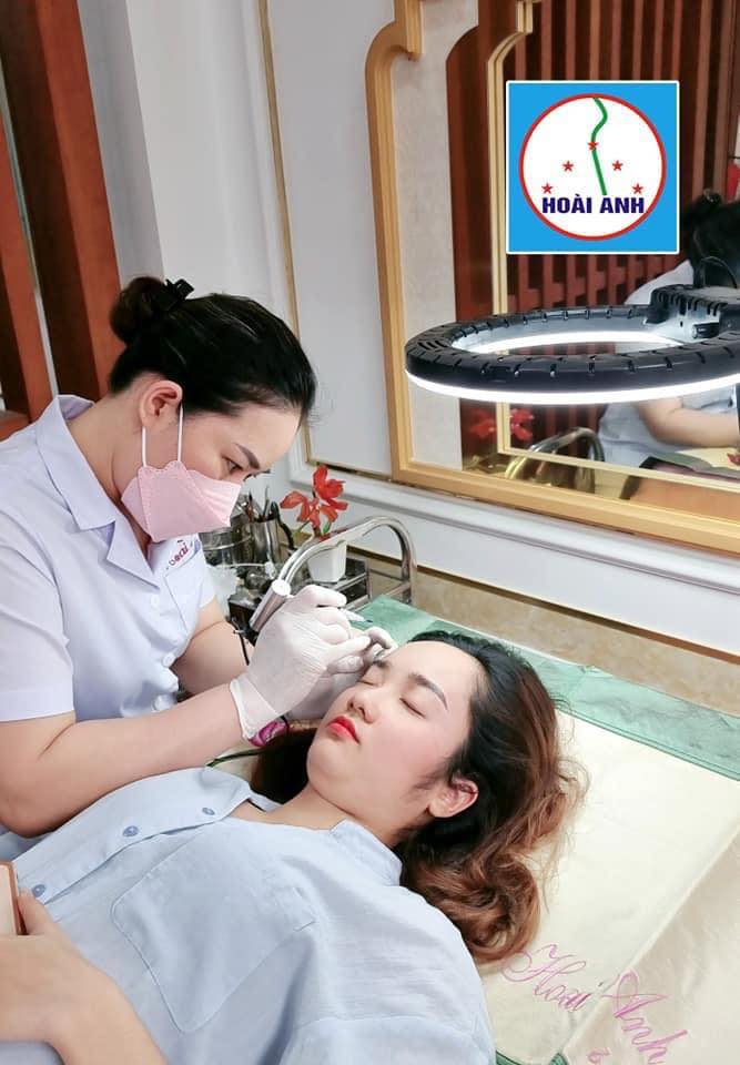 Kỹ thuật viên Thẩm Mỹ Viện Hoài Anh thực hiện phun môi cho khách