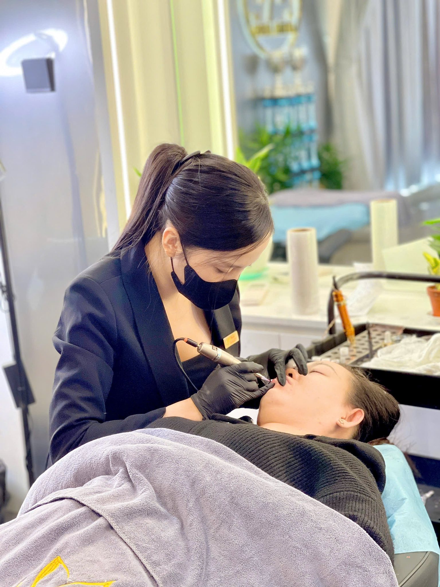 Kỹ thuật viên Hoài Anh đang thực hiện dịch vụ phun tại chi nhánh Quận 1