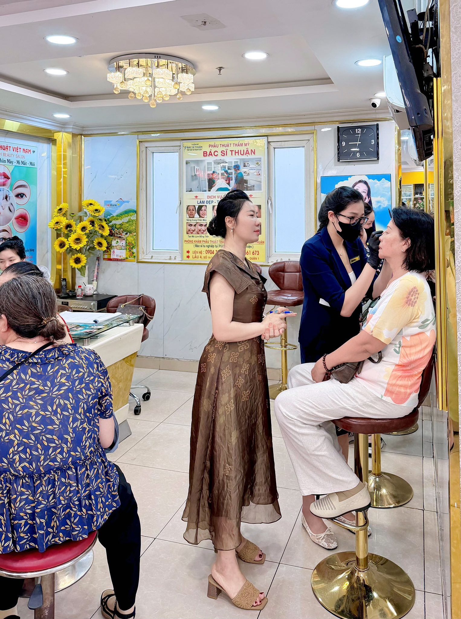 Khu vực chờ tại chi nhánh Hoài Anh Quận 1, đường Điện Biên Phủ