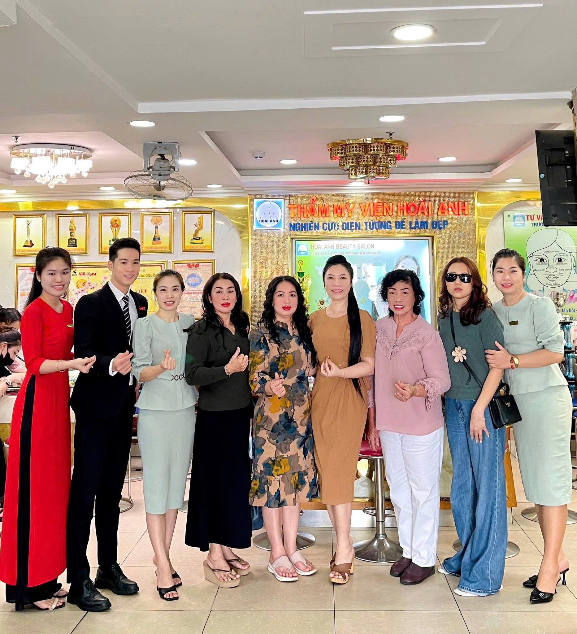 Đội ngũ nhân viên Thẩm Mỹ Viện Hoài Anh tại chi nhánh Quận 1