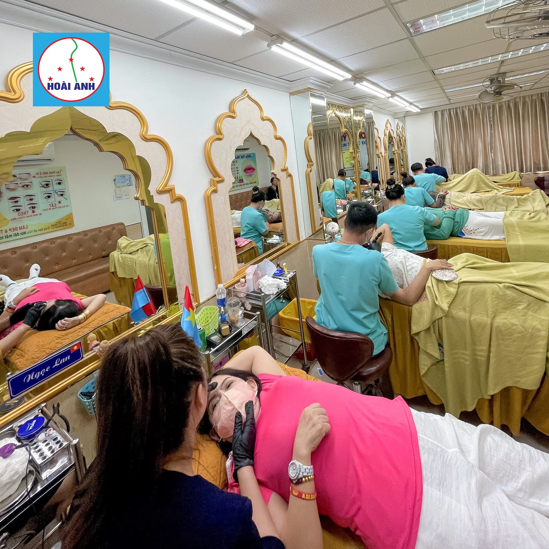 Kỹ thuật viên Thẩm Mỹ Viện Hoài Anh thực hiện phun mày cho khách