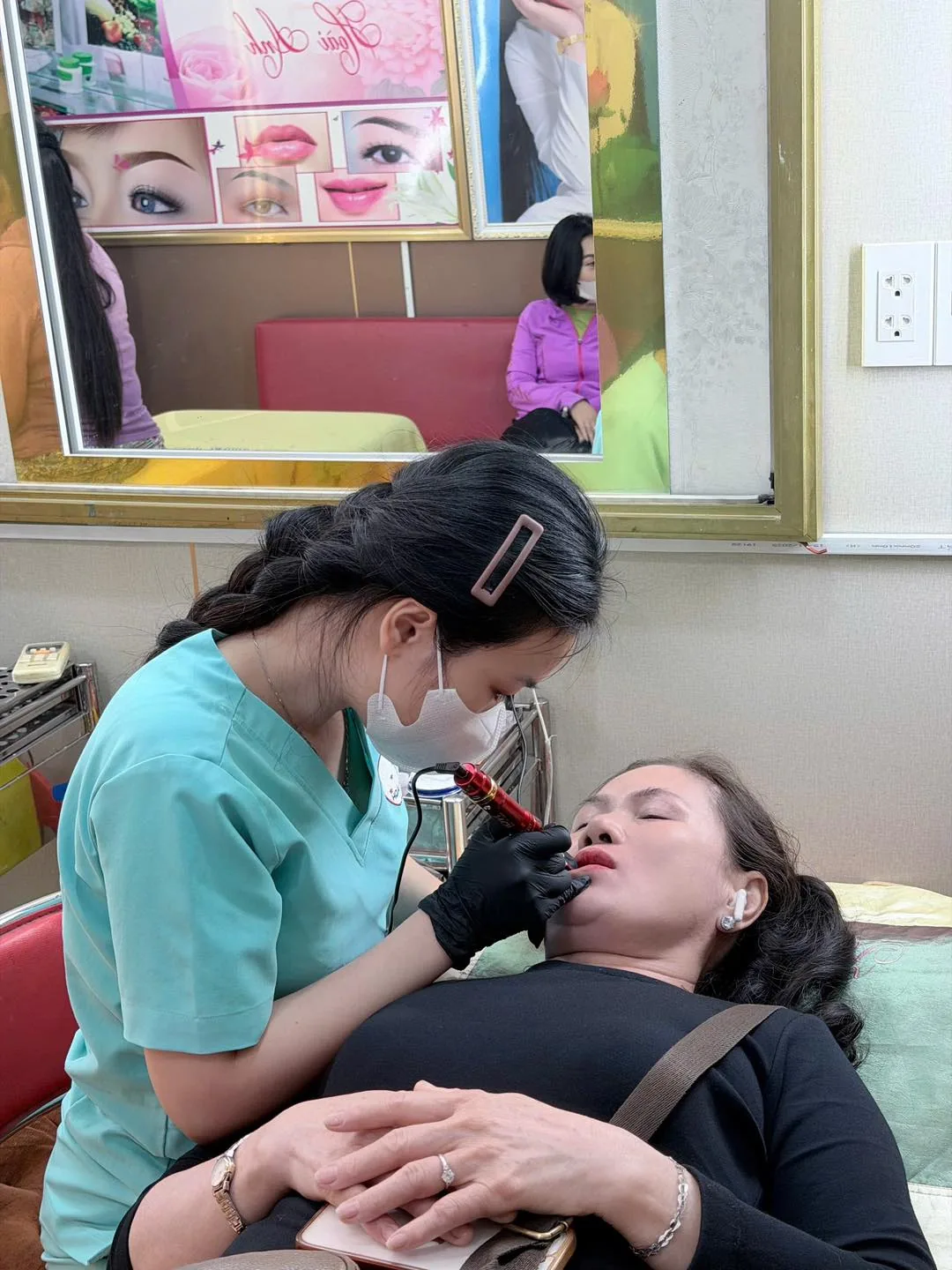 Kỹ thuật viên Hoài Anh đang thực hiện dịch vụ phun tại chi nhánh Tân Bình