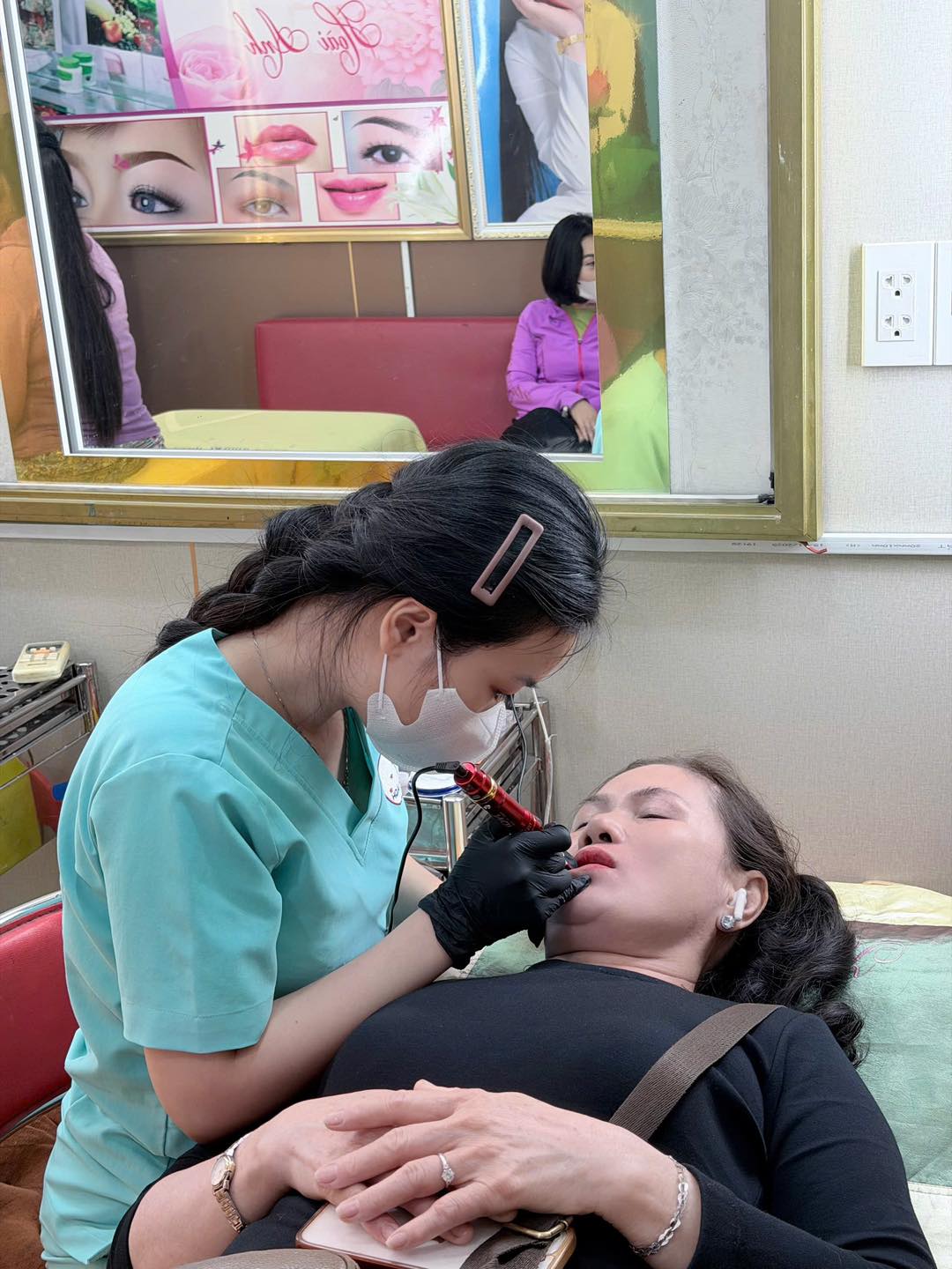 Kỹ thuật viên Hoài Anh đang thực hiện dịch vụ phun tại chi nhánh Tân Bình