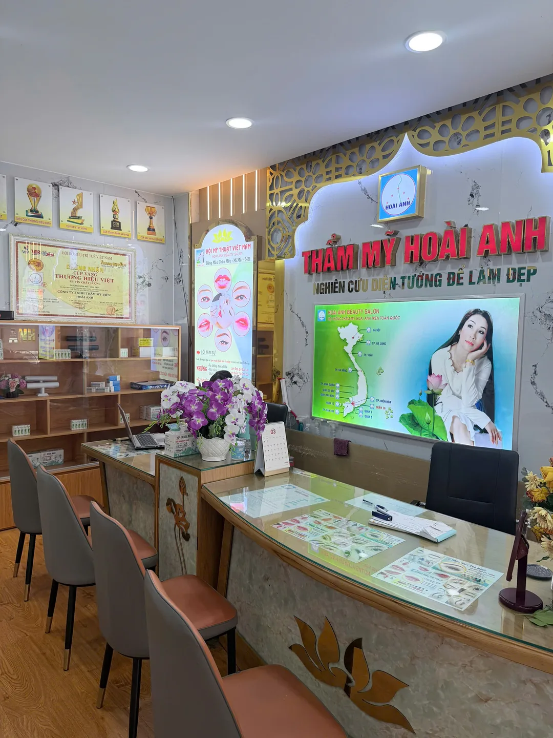 Quầy lễ tân Thẩm Mỹ Viện Hoài Anh chi nhánh Tân Bình