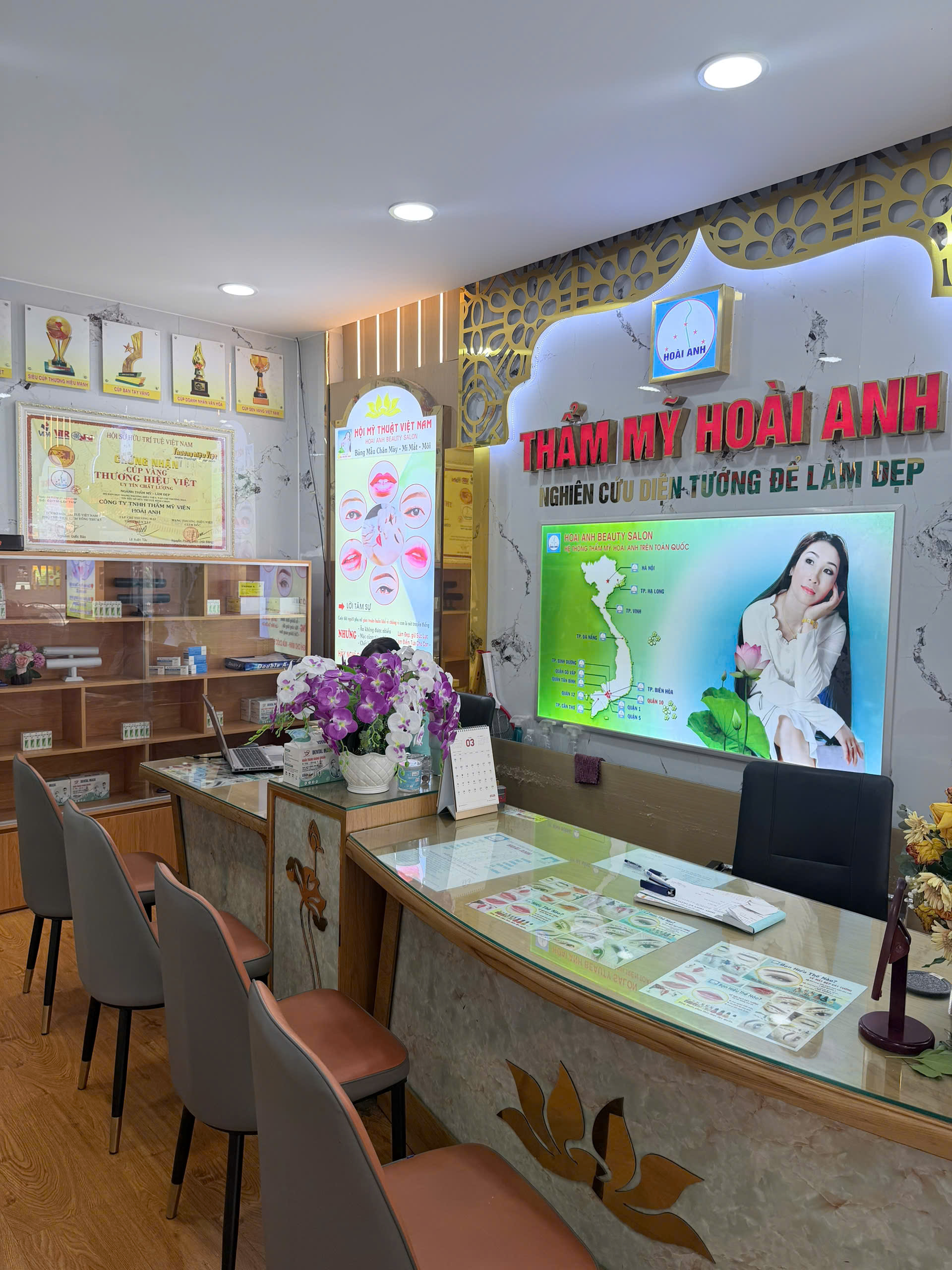 Quầy lễ tân Thẩm Mỹ Viện Hoài Anh chi nhánh Tân Bình